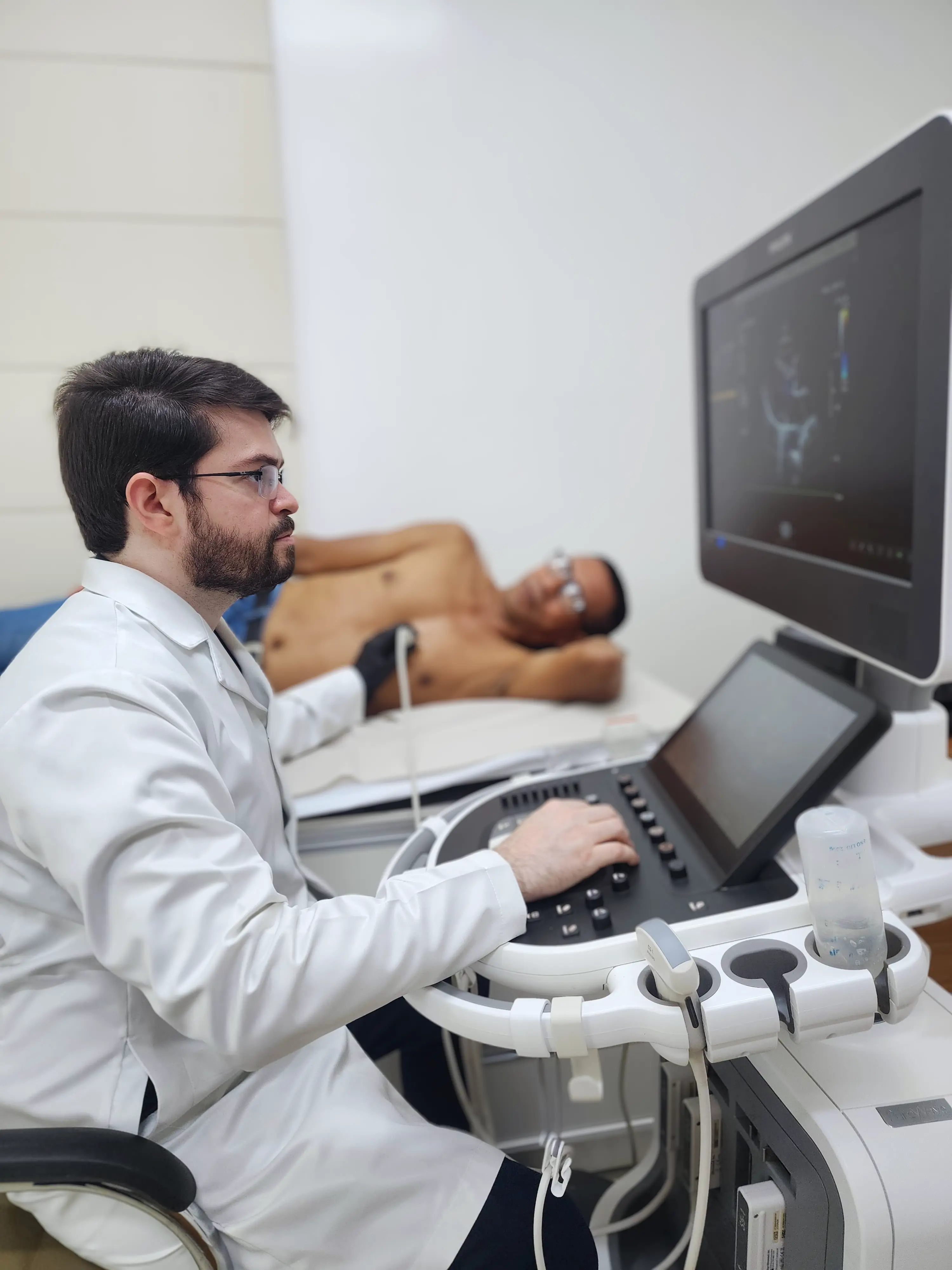 Dr. Salomão Alcolumbre realizando Ecocardiograma Transtorácico em Macapá